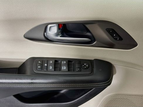 Used 2024 Chrysler Pacifica Touring-L FWD image 15