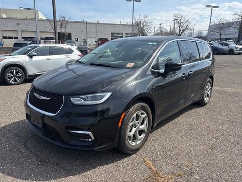 Used 2024 Chrysler Pacifica Limited image 1