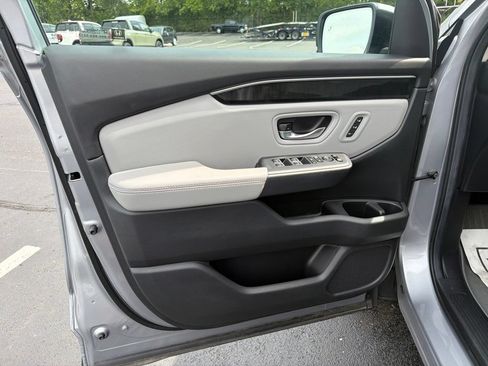 Used 2025 Honda Pilot Elite image 18