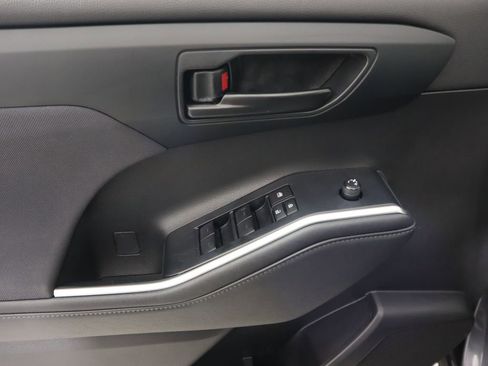 Used 2023 Toyota Highlander LE image 24