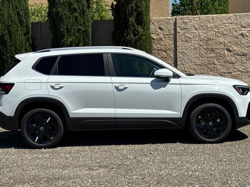 New 2026 Volkswagen Taos SE FWD image 3