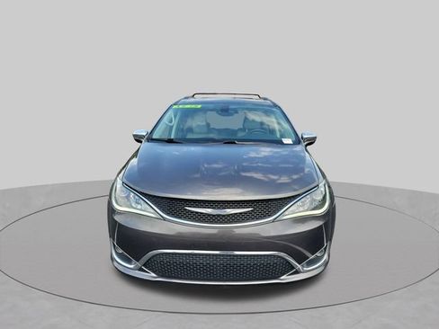 Used 2018 Chrysler Pacifica Limited w/ Tire & Wheel Group FWD image 16