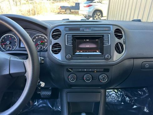 Used 2017 Volkswagen Tiguan Limited image 17