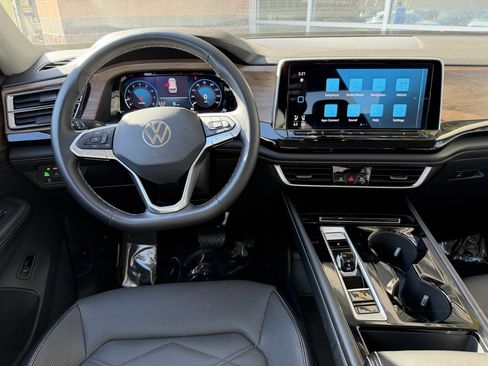 Used 2024 Volkswagen Atlas SE image 16