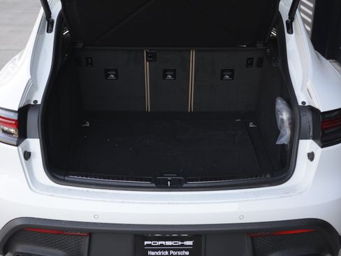 Certified 2026 Porsche Macan AWD/4WD image 38