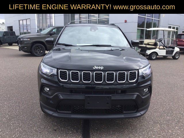 Used 2024 Jeep Compass Latitude AWD/4WD image 3
