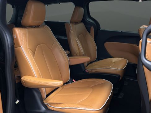 Used 2023 Chrysler Pacifica Pinnacle FWD image 25