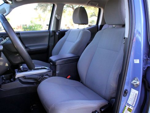 Used 2019 Toyota Tacoma TRD Sport image 10