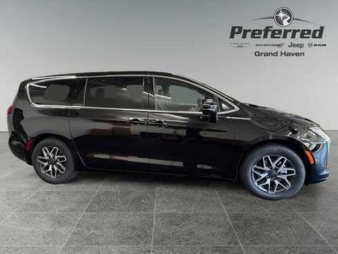 New 2027 Chrysler Pacifica Limited FWD image 9