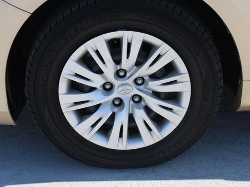 Used 2012 Toyota Camry LE FWD image 9
