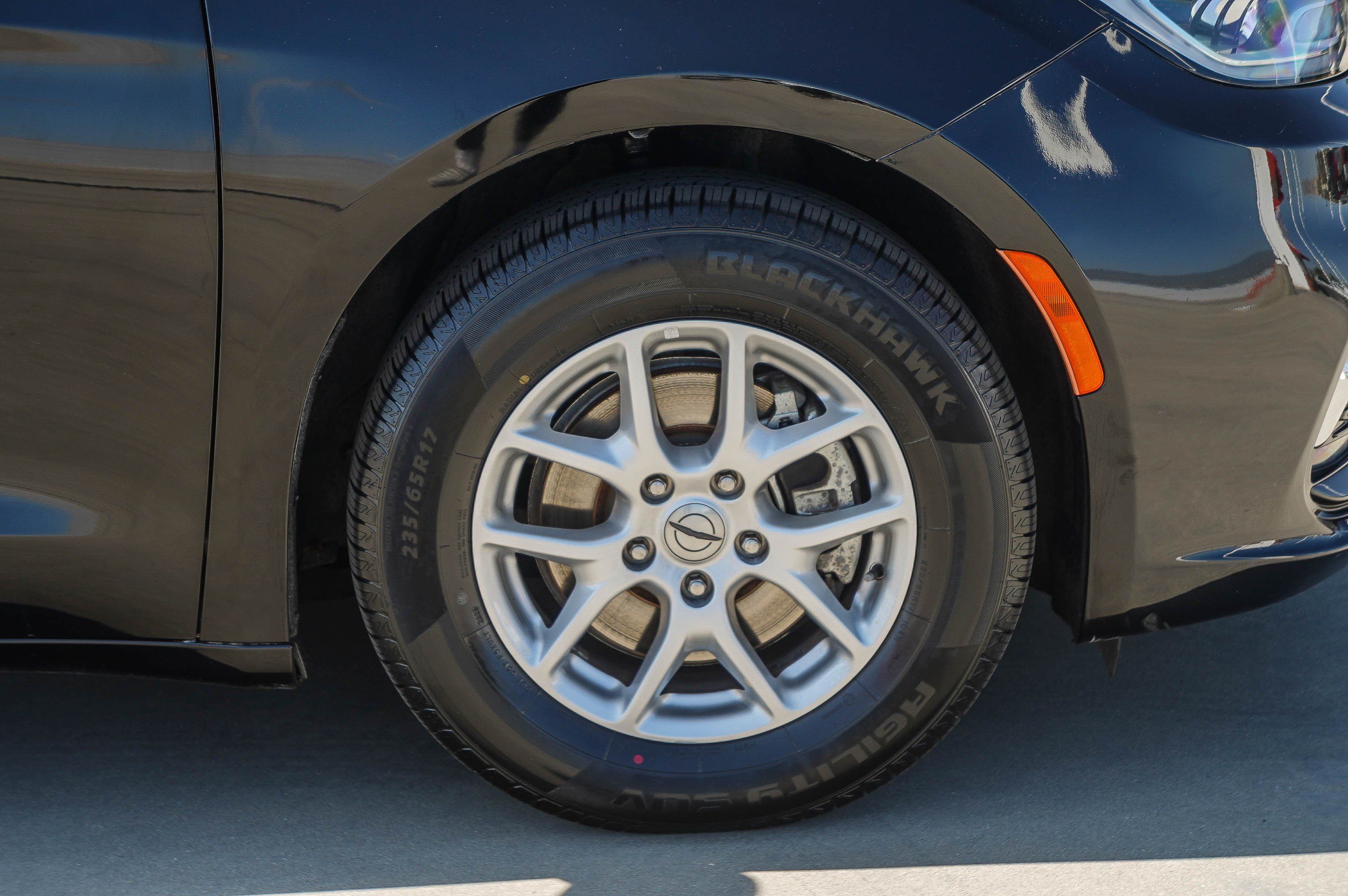 Used 2023 Chrysler Pacifica Touring-L FWD image 11
