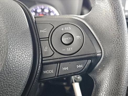 Used 2021 Toyota RAV4 LE image 9