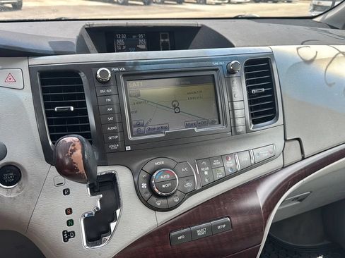 Used 2011 Toyota Sienna Limited w/ Premium Pkg AWD/4WD image 17
