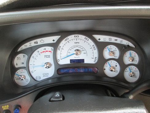 Used 2005 Chevrolet Silverado 2500 LT w/ Heavy-Duty Power Package AWD/4WD image 29