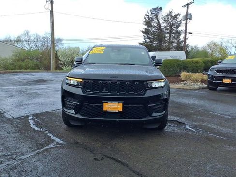 Used 2023 Jeep Grand Cherokee Altitude image 8