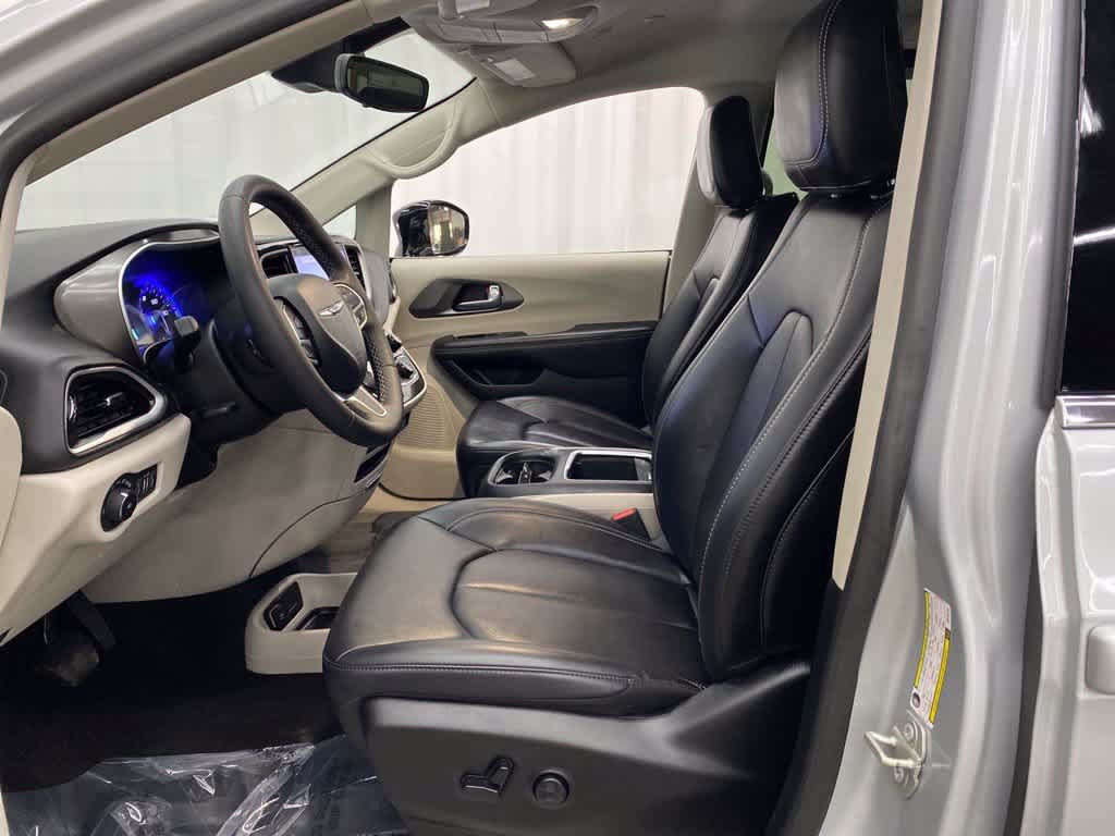 Used 2024 Chrysler Pacifica Touring-L FWD image 12
