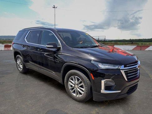 Used 2023 Chevrolet Traverse LT FWD image 2