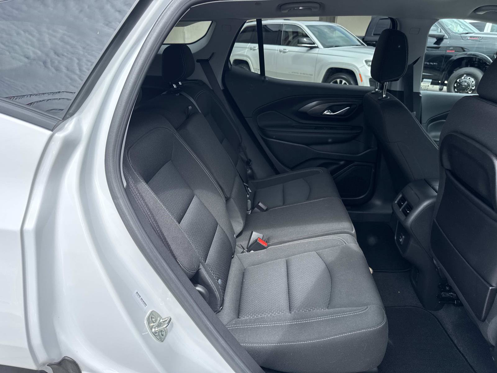 Used 2024 GMC Terrain SLE w/ Driver Convenience Package FWD image 9