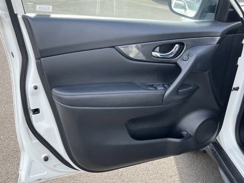 Used 2017 Nissan Rogue SV image 15