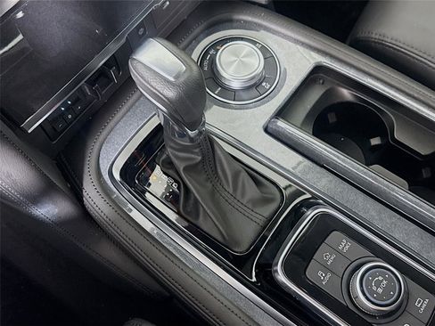 Used 2022 Nissan Armada SV w/ SV Appearance Package image 14