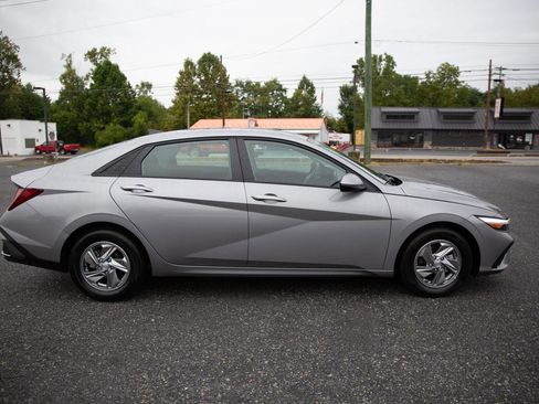 Used 2025 Hyundai Elantra SE image 2