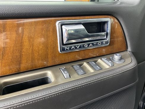 Used 2014 Lincoln Navigator 4WD image 13