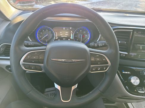 Used 2023 Chrysler Pacifica Touring-L image 22