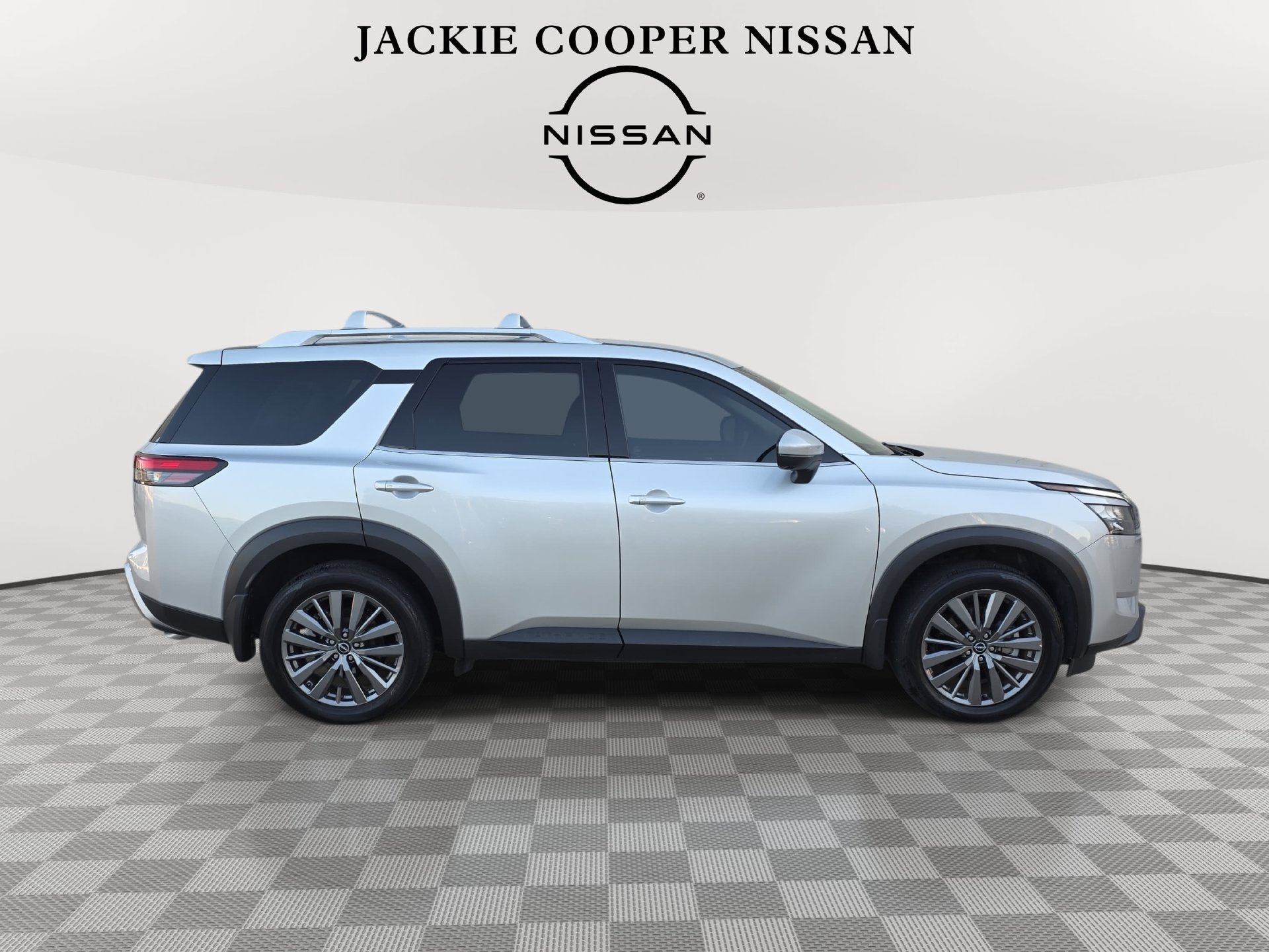 Used 2025 Nissan Pathfinder SL w/ SL Premium Package AWD/4WD image 4