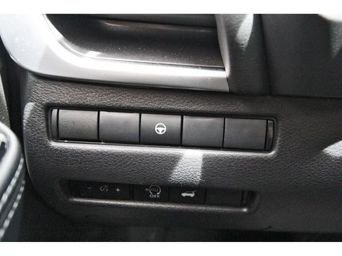Used 2025 Nissan Rogue SV FWD image 17