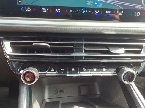Used 2025 Chevrolet Traverse LT FWD image 21