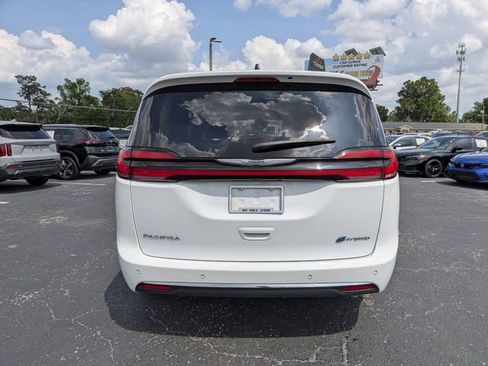 Used 2023 Chrysler Pacifica Touring-L FWD image 4