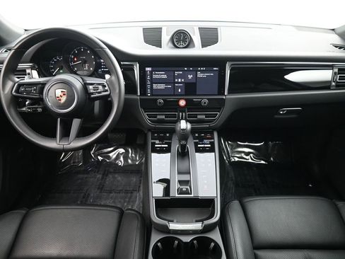 Certified 2025 Porsche Macan image 6