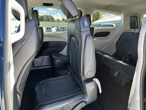 Used 2024 Chrysler Pacifica Touring-L FWD image 5
