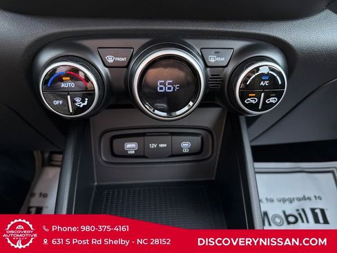 Used 2023 Hyundai Venue SEL image 21