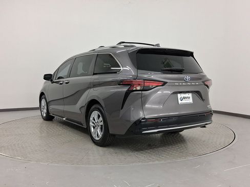 Used 2021 Toyota Sienna Limited image 3