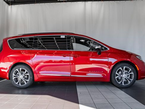 New 2026 Chrysler Pacifica Pinnacle image 3