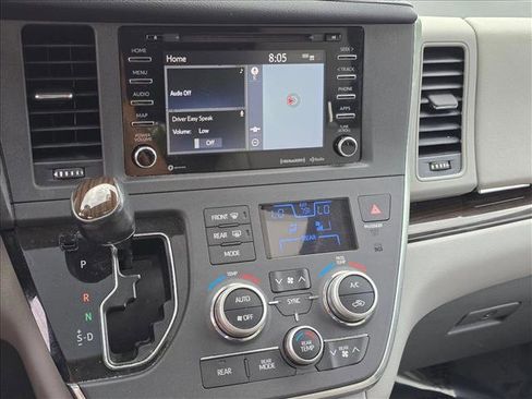 Used 2019 Toyota Sienna XLE w/ XLE Navigation Package FWD image 12