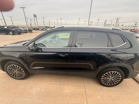 Used 2025 Volkswagen Taos SE FWD image 5