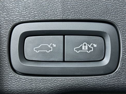 Used 2025 Volvo XC60 B5 Plus image 30