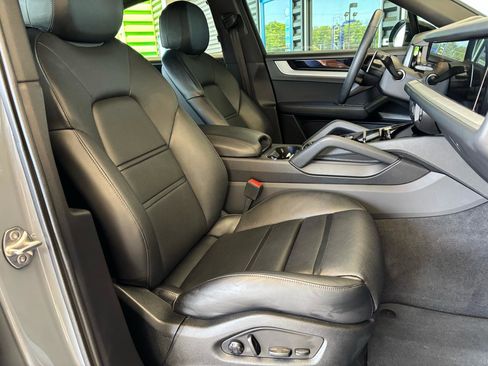 Used 2024 Porsche Cayenne Coupe image 30