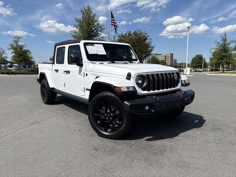 Used 2025 Jeep Gladiator Sport AWD/4WD image 2