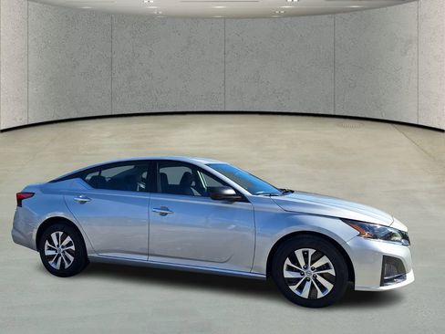 Used 2025 Nissan Altima 2.5 S image 8