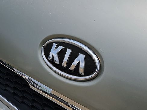 Used 2010 Kia Soul ! FWD image 6