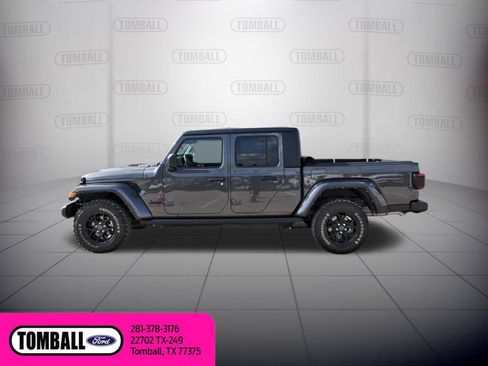 Used 2024 Jeep Gladiator Overland AWD/4WD image 5