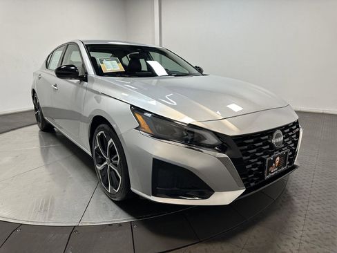 Used 2024 Nissan Altima 2.5 SR image 2