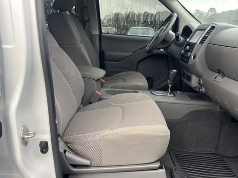 Used 2020 Nissan Frontier SV image 6