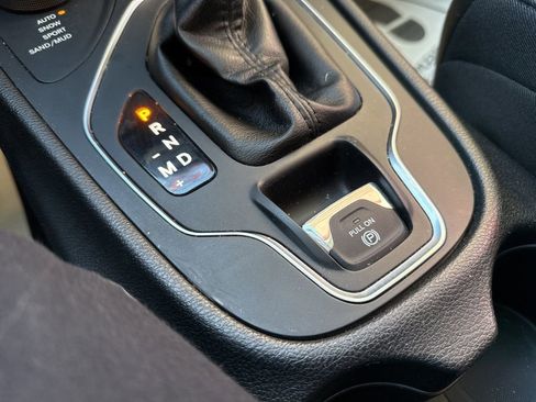 Used 2019 Jeep Cherokee Latitude Plus w/ Cold Weather Group image 23