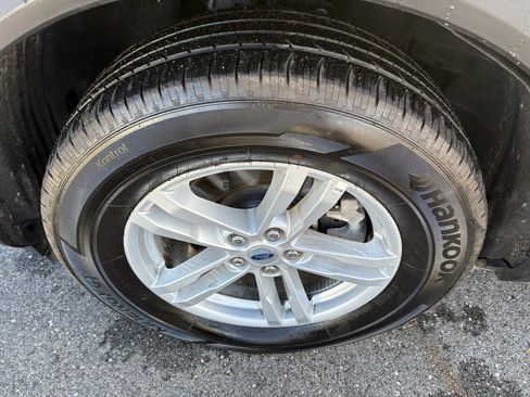 Used 2023 Ford Explorer XLT image 12