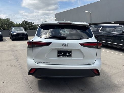 Used 2025 Toyota Highlander XLE FWD image 7
