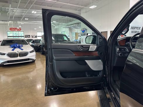 Used 2021 Lincoln Navigator Reserve w/ Luxury Package AWD/4WD image 11